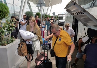 Изгонените руски дипломати започнаха да пристигат на Летище София Те
