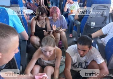 Пълен хаос цари във влака Бургас София В жегата вагоните