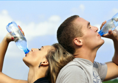 Водата е жизненоважна за нашето здраве Напълно здрав човек може