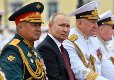 Руският министър на отбраната Сергей Шойгу докладва на президента Владимир