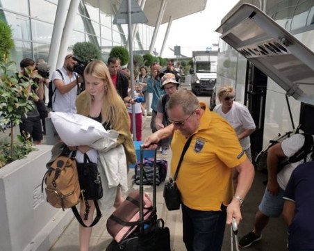 70-те дипломати и семействата им пристигнаха на Летище София