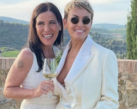 Бившата на Берлускони се ожени за певицата Паола Турчи в тоскански замък