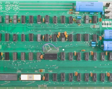 Продадоха компютър на Apple за $468 750