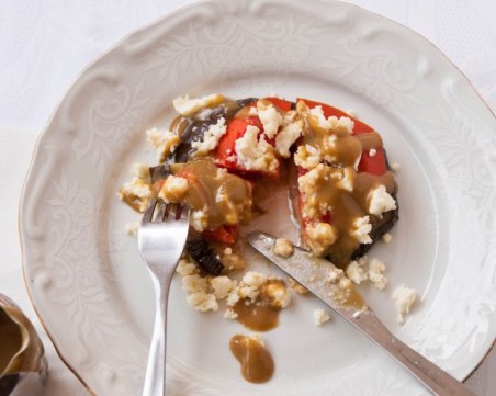 Салата от патладжани и домати с горчиво-меден дресинг