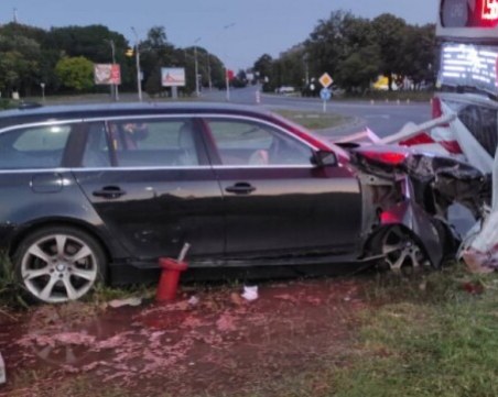 Солидно почерпена шофьорка заби колата си в бензиностанция в Бургас и причини наводнение