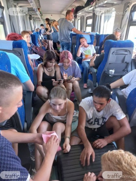 Хаос във влака Бургас-София, десетки пътуват прави или на пода