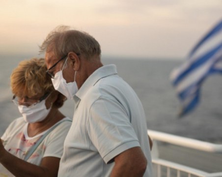 Гърция обмисля връщане на маските на закрито