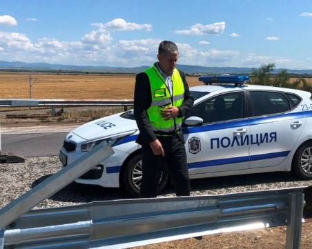 Кола се заби в мантинелата на АМ 