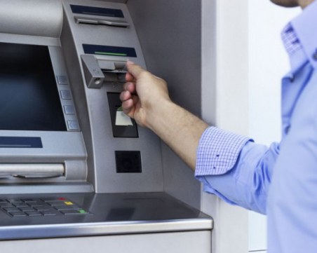 Няколко банки вдигат таксите двойно