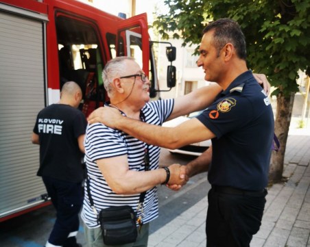 Пловдивски огнеборци помогнаха на 77-годишен мъж, чиято кола пропадна в канал