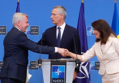 Посланиците на страните от НАТО подписаха протоколите за присъединяването на