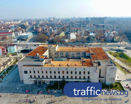 Бездомници се нанесоха в Пощата на Пловдив, контролни органи тръгнаха по следите им