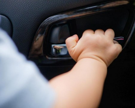 Извадиха 4 полуприпаднали деца, заключени в българска кола в Гърция