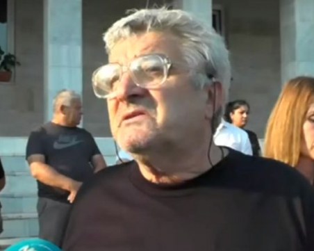 Младежи пребиха пенсионер с дървени колове