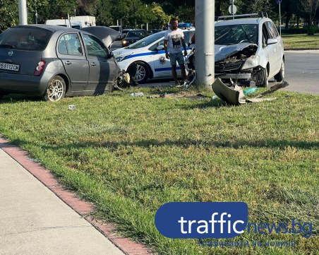 Тежка катастрофа на кръгово в Пловдив, жена е откарана в болница*