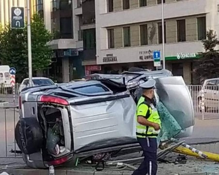 Зрелищна катастрофа на столичен булевард, кола се обърна на една страна