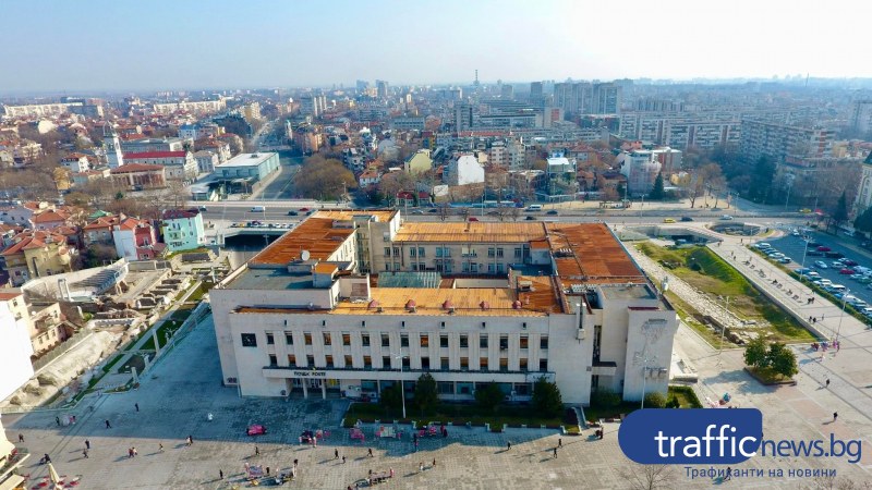 Бездомници се заселиха в сградата на Централна поща-Пловдив. В приземията,