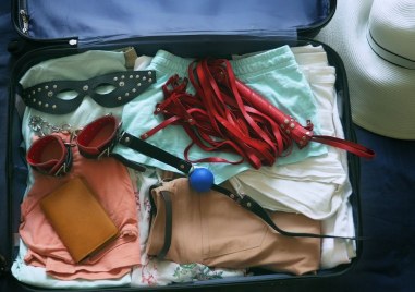 Да пътуваш заедно със секс играчките си в багажа не