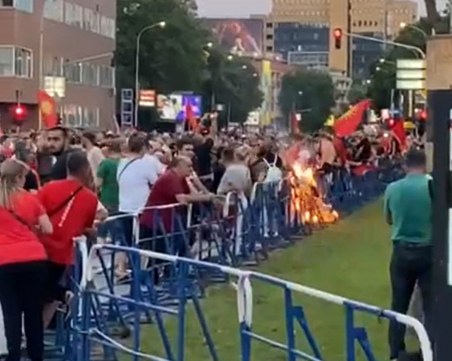 Пак ескалация на протестите в Скопие – албанци и македонци се замерват с камъни