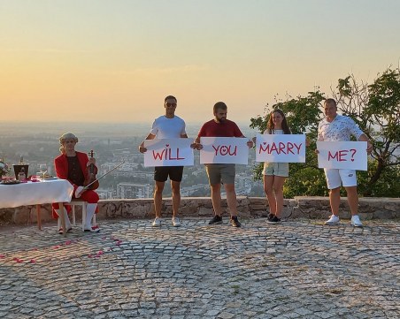 Пловдивският Моцарт свири на предложение за брак на млада двойка