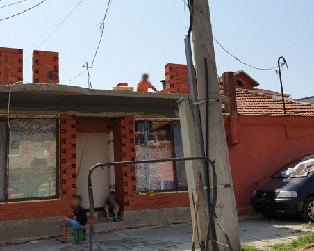 Роми жалят събаряне на незаконната им къща в Шекера, живеели 28 души на адреса