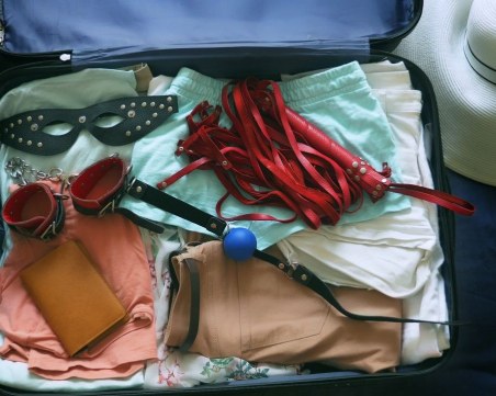 Със секс играчки на път - какво трябва да имате предвид?