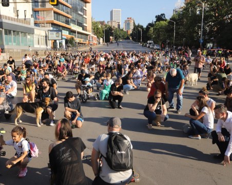 Цветя и минута мълчание в памет на двете момичета, убити на пътя в София