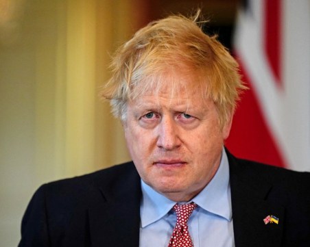 В Лондон продължават да валят оставки, Джонсън обаче не се оттегля засега