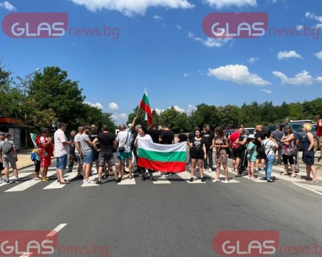 В Сопот отново се вдигнаха срещу цените на горивата, затвориха Подбалканския път