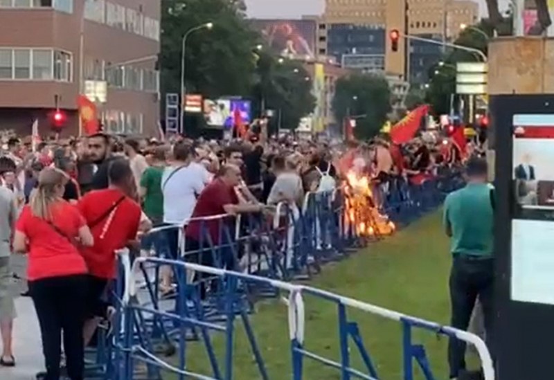Пак ескалация на протестите в Скопие – албанци и македонци се замерват с камъни