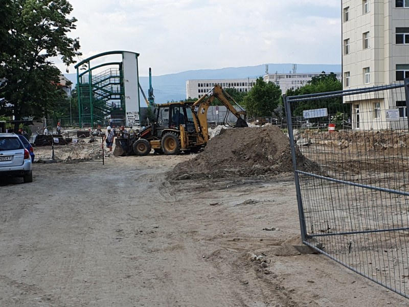 Пловдивски абсурди: Нареждат нов паваж по основна улица, за да го сменят с асфалт след това