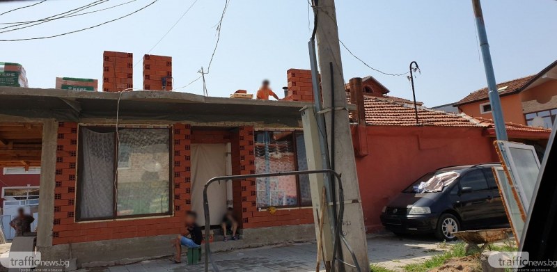 Роми жалят събаряне на незаконната им къща в Шекера, живеели 28 души на адреса