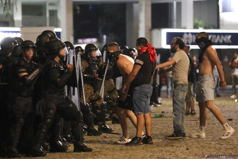 Сблъсъци по време на протестите в Скопие, над 50 ранени полицаи