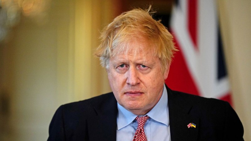 Британският премиер Борис Джонсън пренебрегва новите призиви да се оттегли
