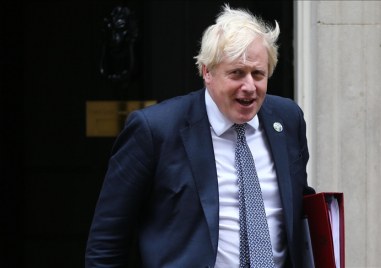Британският премиер Борис Джонсън с изявление на Даунинг стрийт В