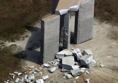 Паметник в Джорджия бе превърнат в развалина от експлозия причинена