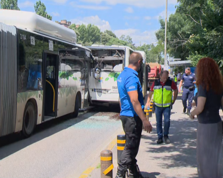 Два автобуса се удариха в София, на място има 7 линейки