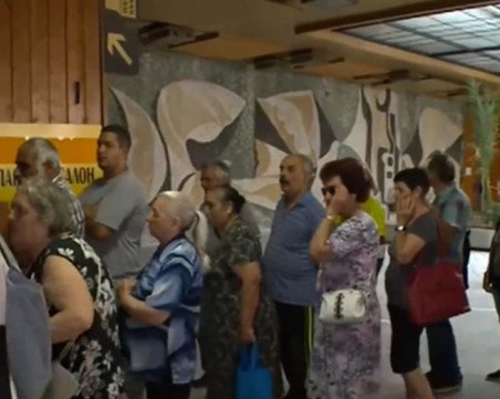 Голяма опашка за пенсии в Централна поща в Пловдив, жена припадна