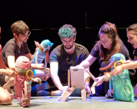 Куклениците експериментират как роботите, 3D и VR технологиите могат да се впишат в театъра