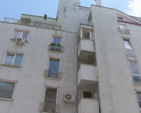 Полицаи от 4-то РУ занесли стълба на Георги Семерджиев, за да влезе в апартамента си след катастрофата