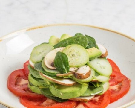 Спаначена салата с авокадо, домат и кестенова гъба