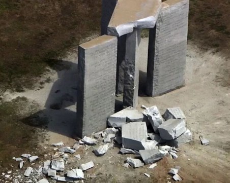 Взривиха мистериозен паметник в Джорджия, властите издирват извършителя