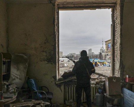 Зеленски:  Ракетен удар унищожи университета в Харков