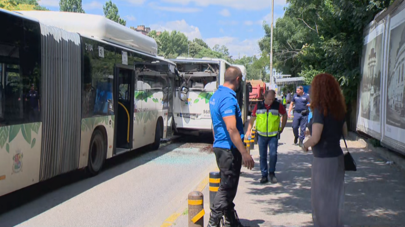 Два автобуса се удариха в София, на място има 7 линейки