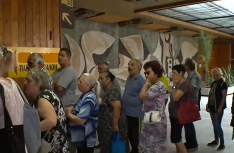 Голяма опашка за пенсии в Централна поща в Пловдив, жена припадна