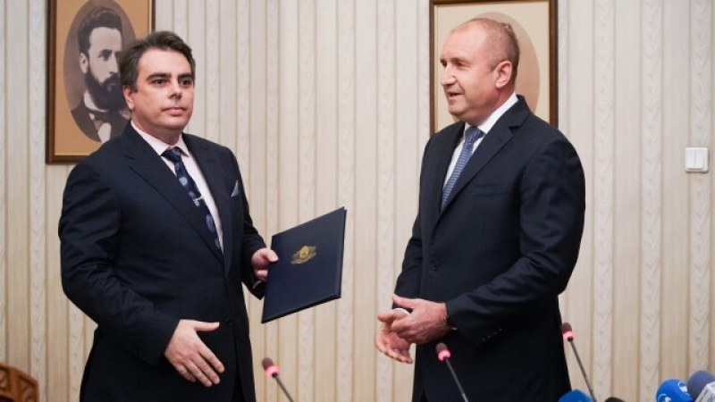 Президентът ще се срещне с Асен Василев за връчения мандат