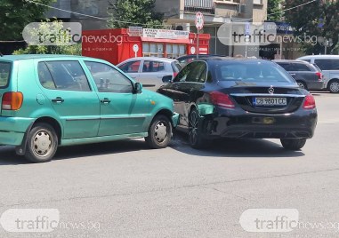Катастрофа между два леки автомобила е станала в Кършияка Колите