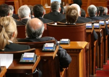 Парламентът не събра кворум за начало на заседанието при първия