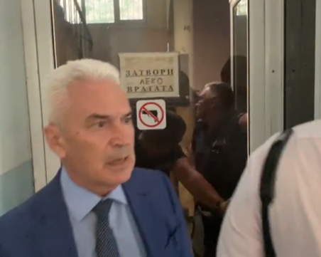 Екшън в София: Волен Сидеров нахлу в 1 РПУ да търси Симона Радева, арестуваха го