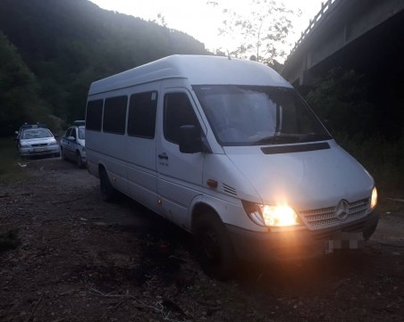 Гонка и арест за двама шофьори превозвали 37 нелегални мигранти край Карлово